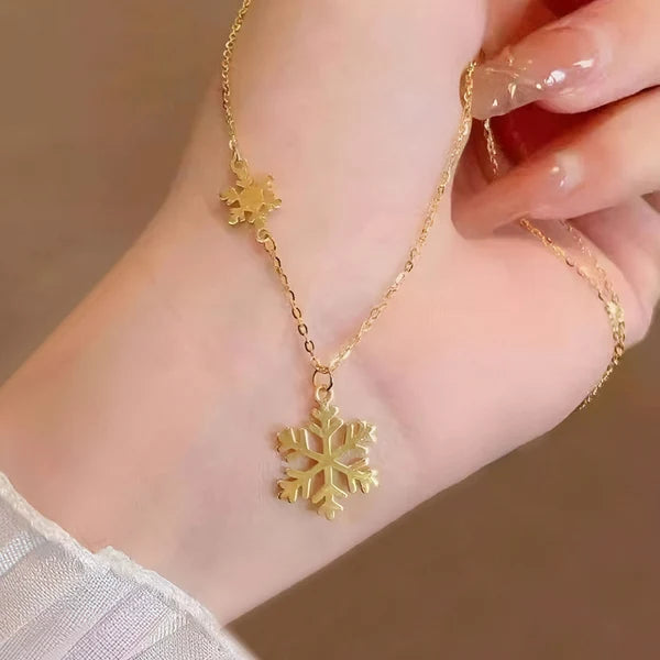 NAVIIRA Snow Bloom Pendant