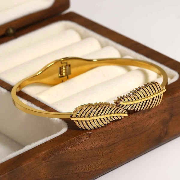 NAVIIRA Leaf Glow Bracelet