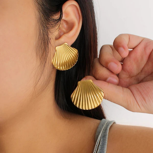 NAVIIRA Shell Glow Earrings